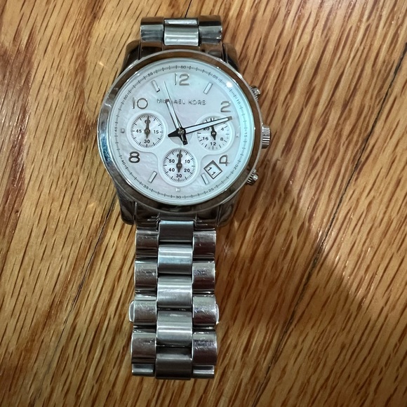 Michael Kors watch in silver - Picture 6 of 8